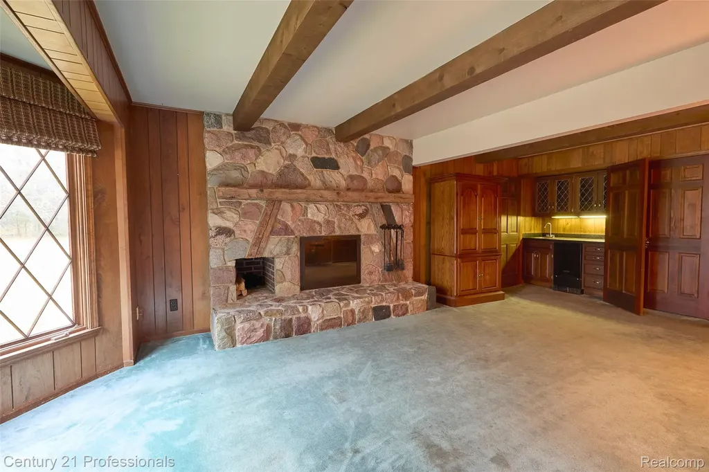 303 E Snell Road Rochester City MI 48306