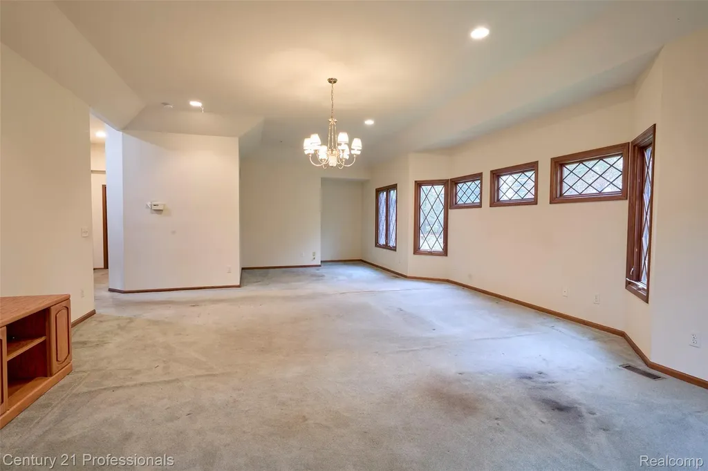 303 E Snell Road Rochester City MI 48306