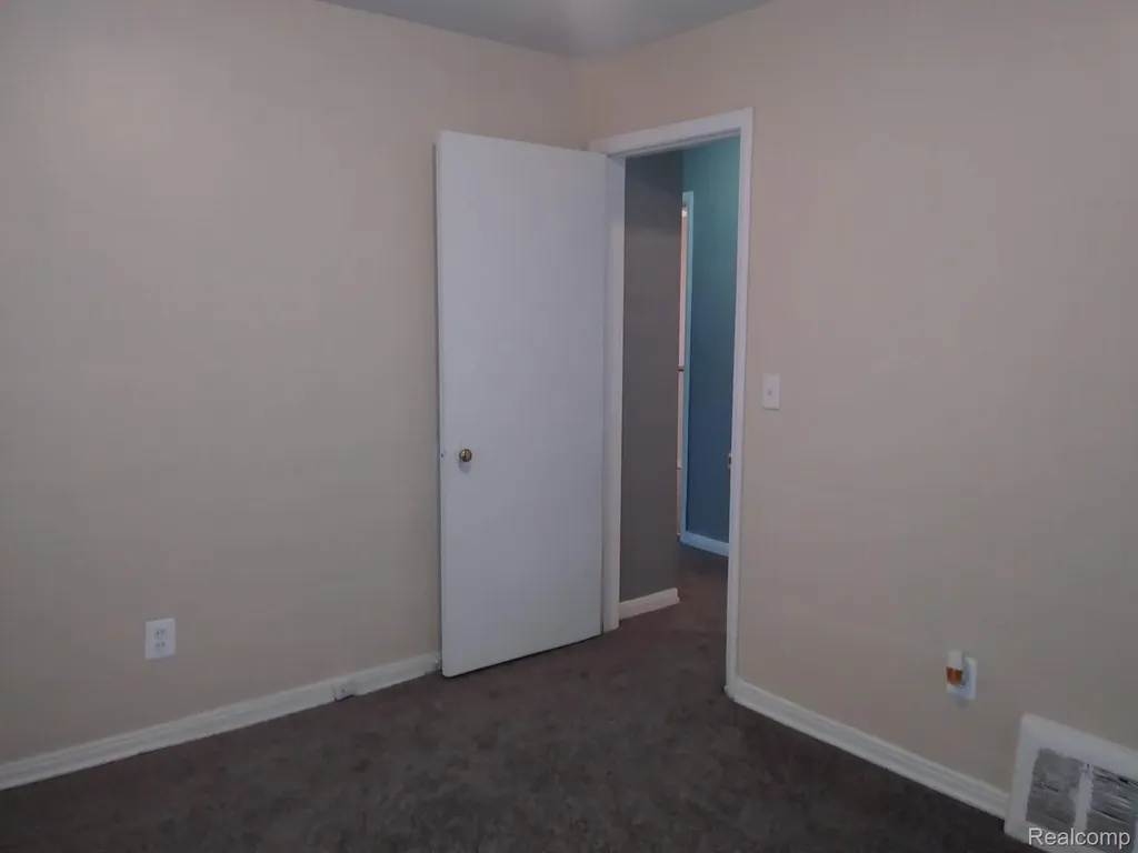 9250 Plainview Detroit City MI 48228