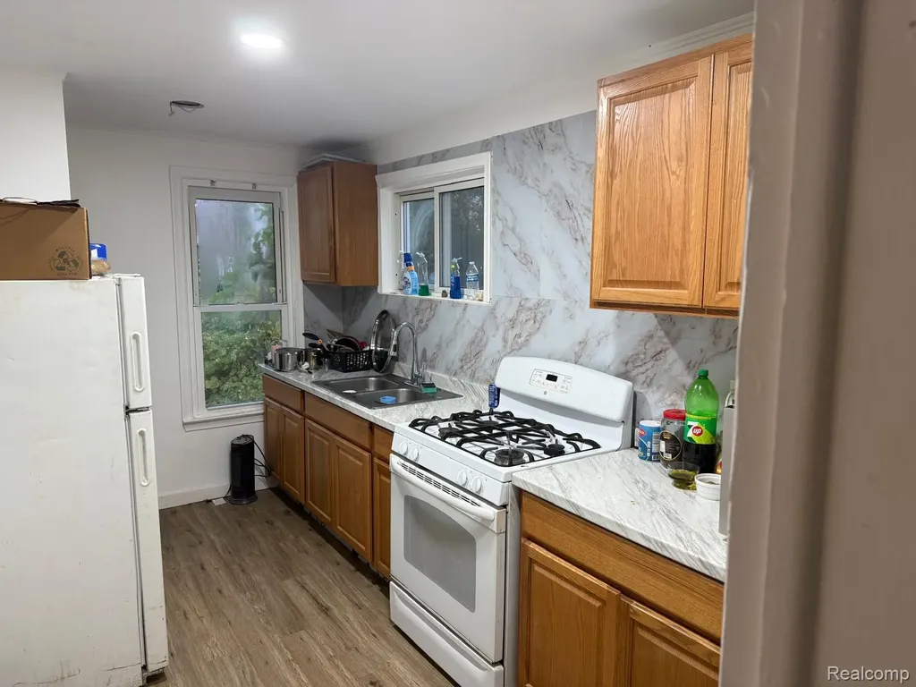 6107 Auburn Detroit City MI 48228