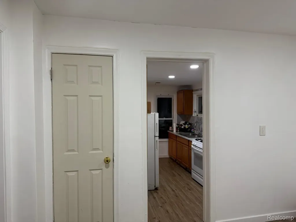 6107 Auburn Detroit City MI 48228