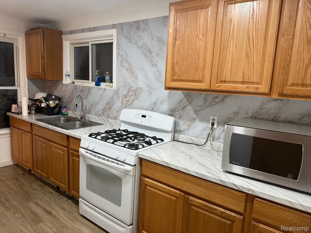 6107 Auburn Detroit City MI 48228