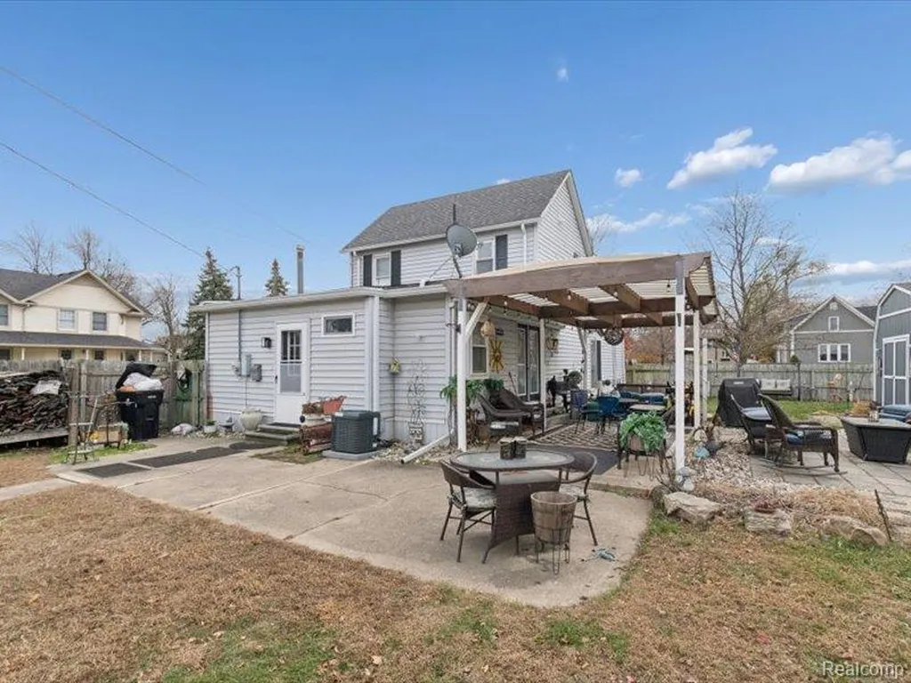 404 Pine Street Wyandotte City MI 48192