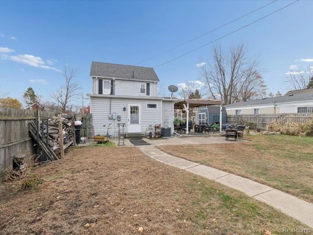 404 Pine Street Wyandotte City MI 48192