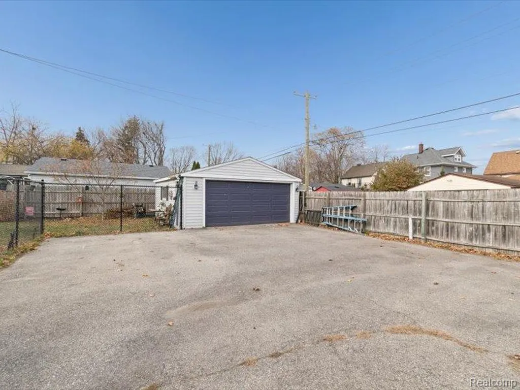404 Pine Street Wyandotte City MI 48192