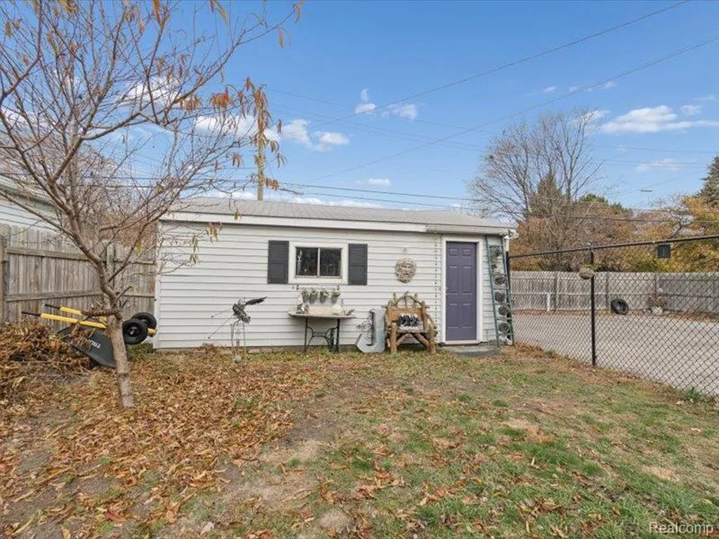 404 Pine Street Wyandotte City MI 48192