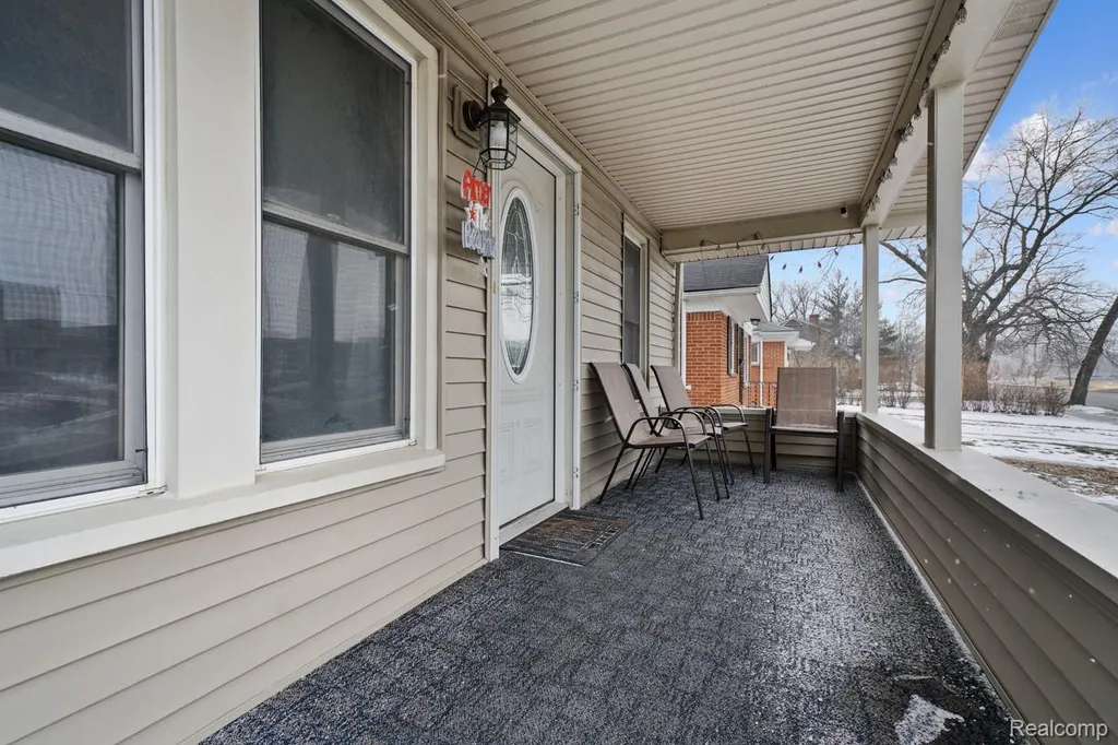 832 Pinecrest Drive E Ferndale City MI 48220