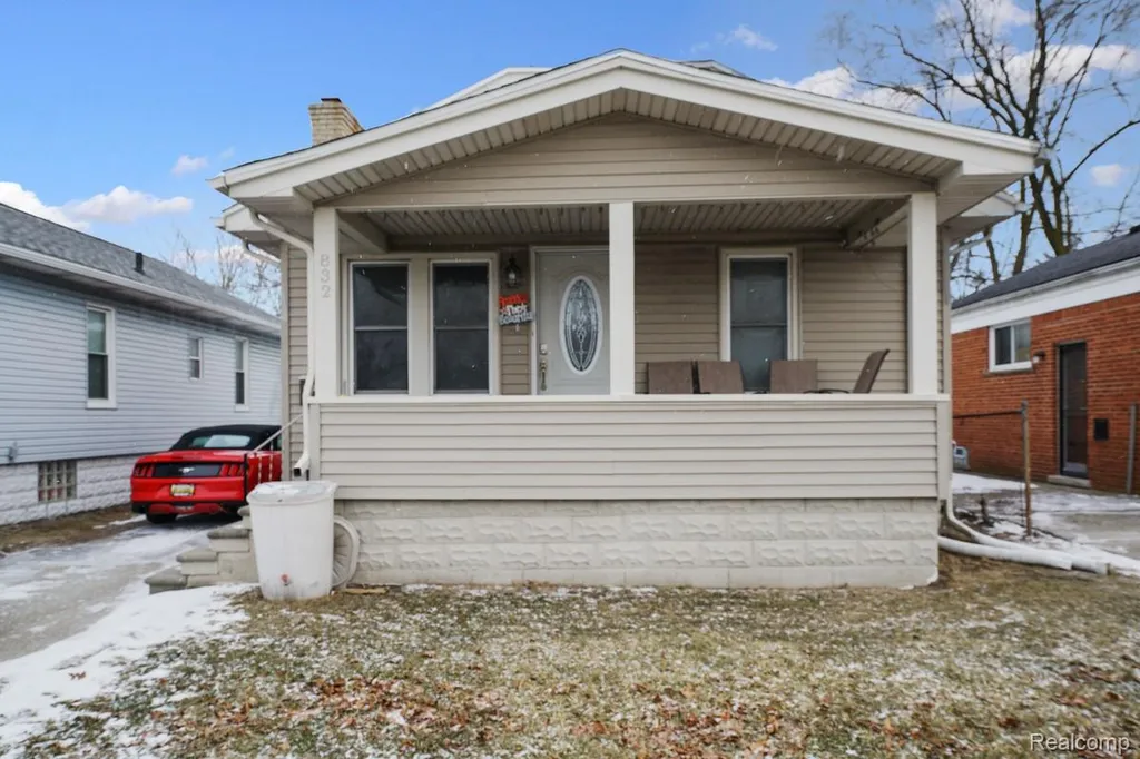 832 Pinecrest Drive E Ferndale City MI 48220