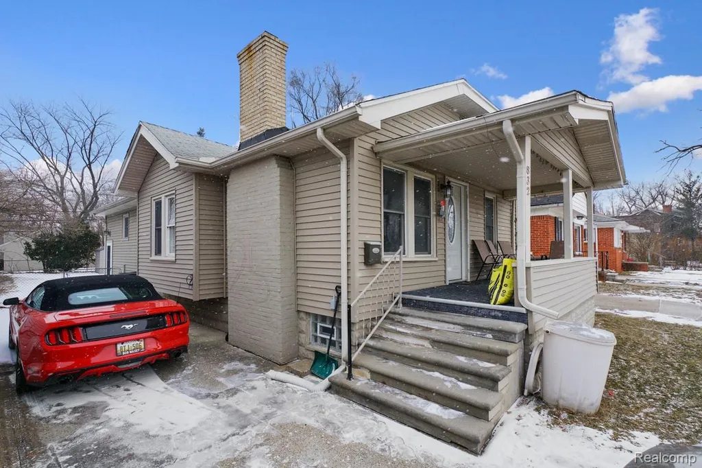 832 Pinecrest Drive E Ferndale City MI 48220