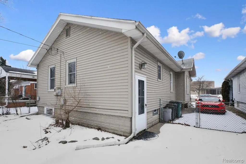 832 Pinecrest Drive E Ferndale City MI 48220