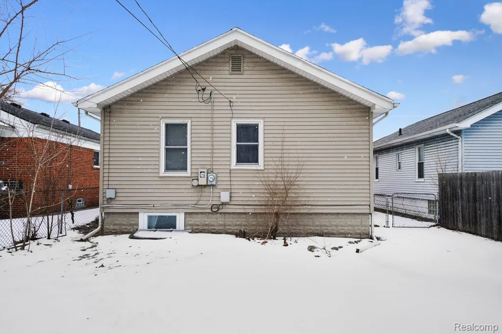832 Pinecrest Drive E Ferndale City MI 48220
