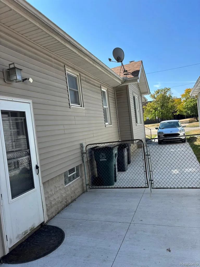 832 Pinecrest Drive E Ferndale City MI 48220