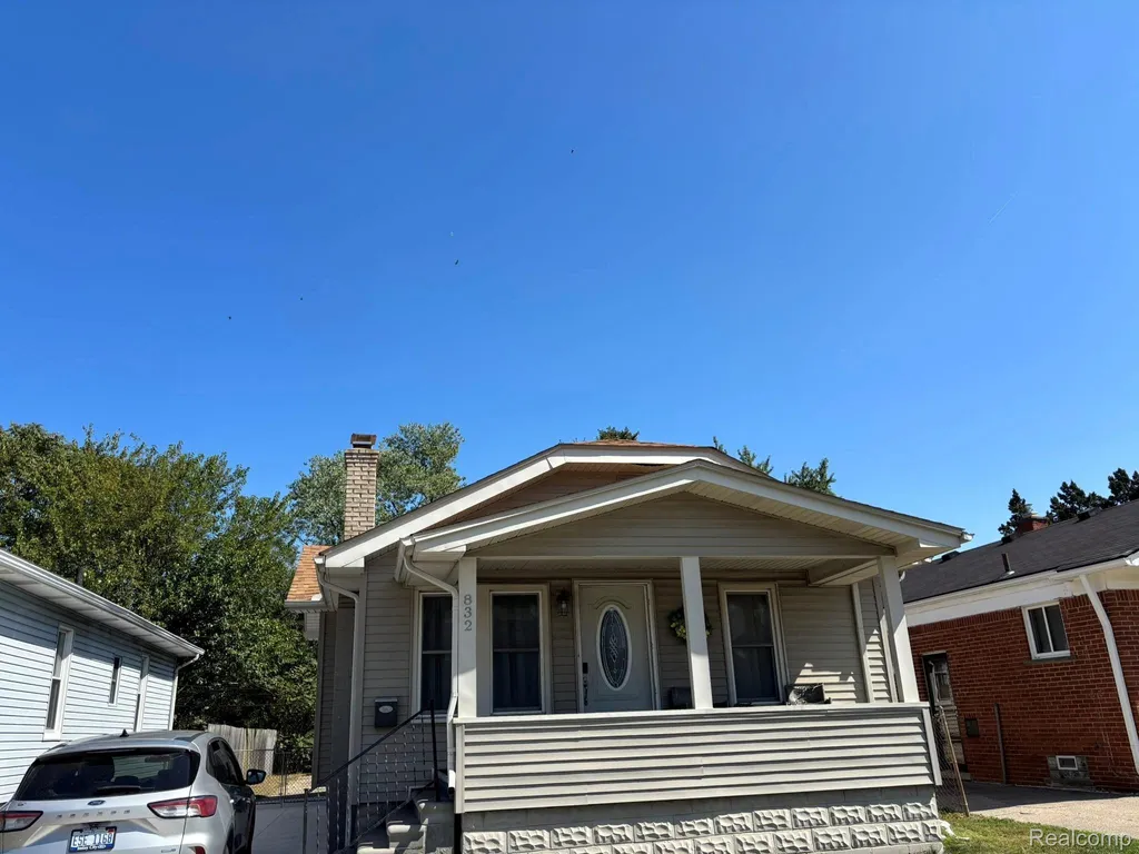 832 Pinecrest Drive E Ferndale City MI 48220