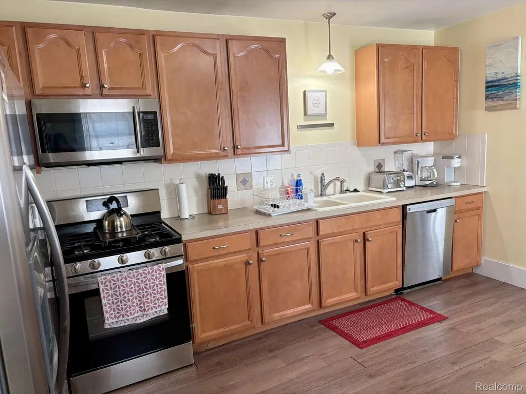 832 Pinecrest Drive E Ferndale City MI 48220