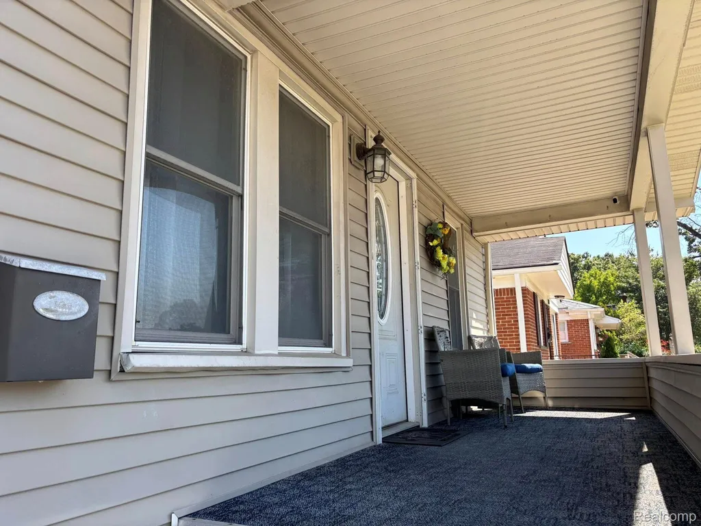 832 Pinecrest Drive E Ferndale City MI 48220