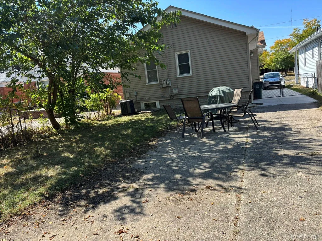 832 Pinecrest Drive E Ferndale City MI 48220