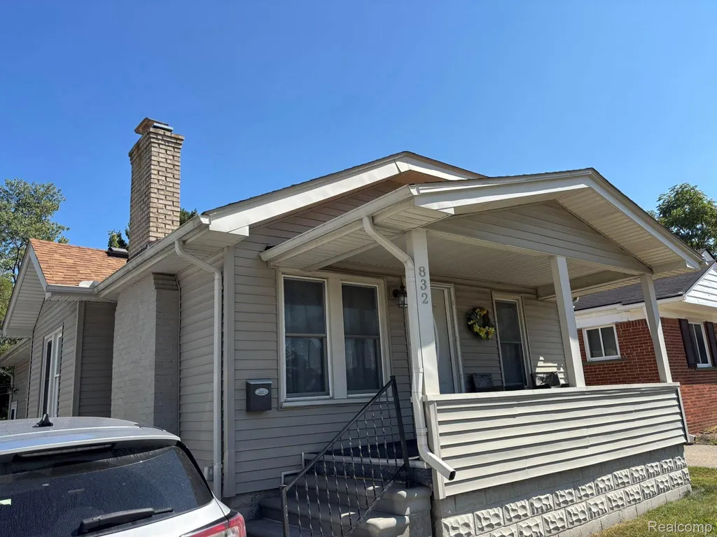 832 Pinecrest Drive E Ferndale City MI 48220