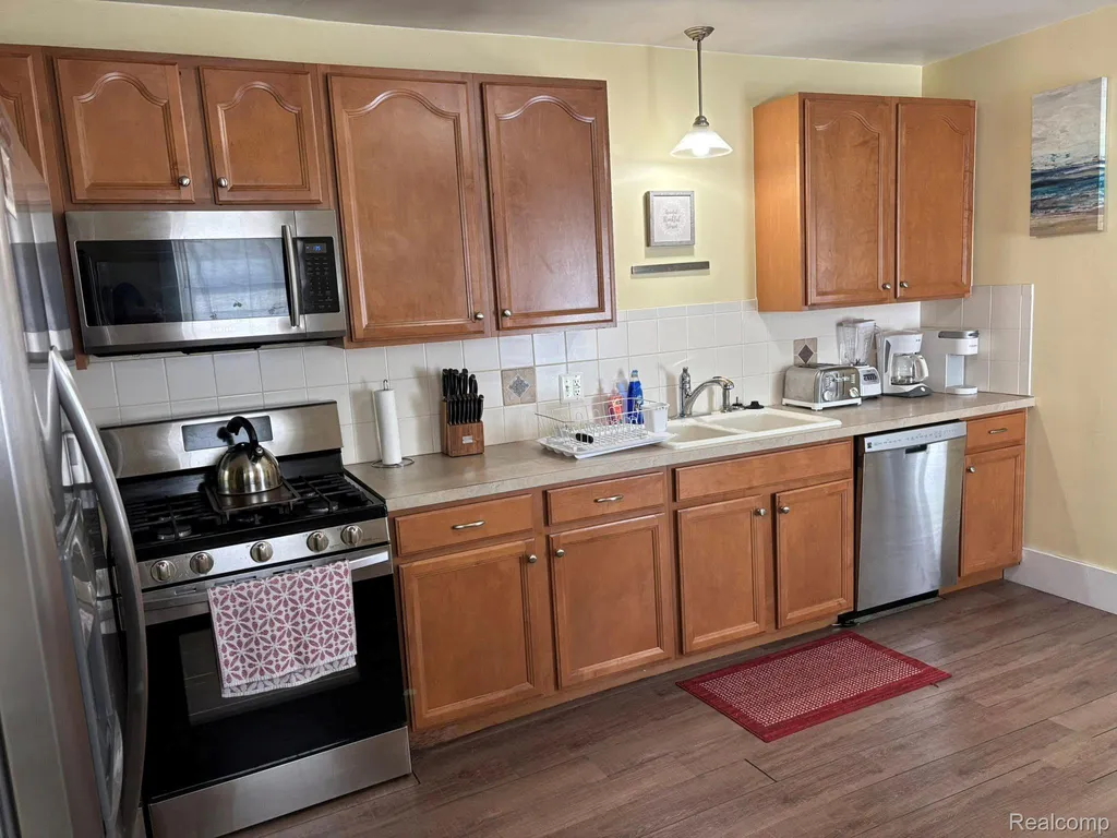 832 Pinecrest Drive E Ferndale City MI 48220