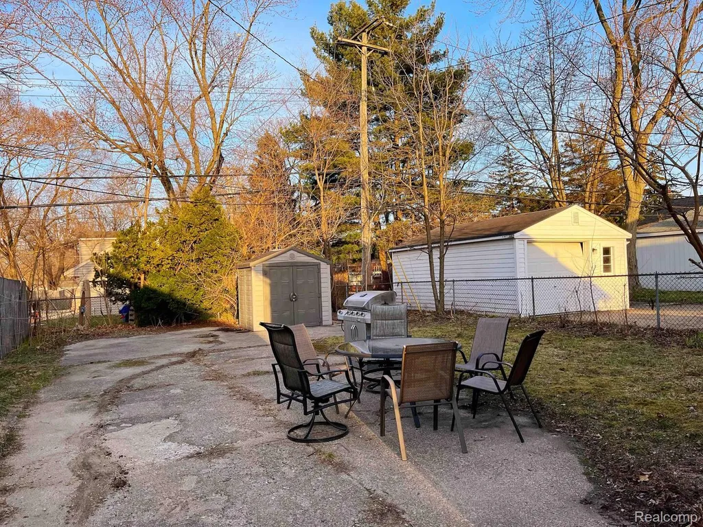 832 Pinecrest Drive E Ferndale City MI 48220