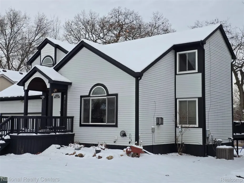 2727 Riverside Drive Waterford Charter Township MI 48329