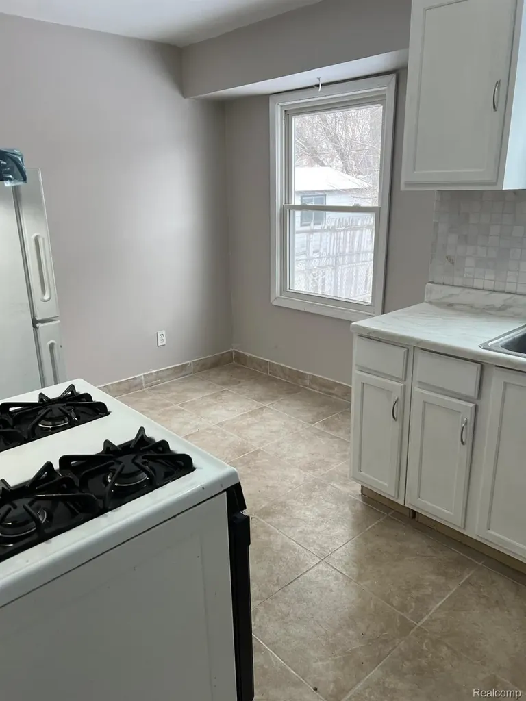 7498 Beaverland Detroit City MI 48239