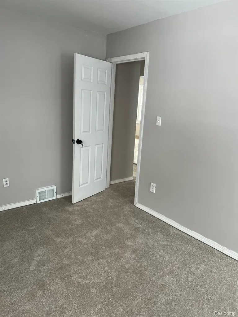 7498 Beaverland Detroit City MI 48239