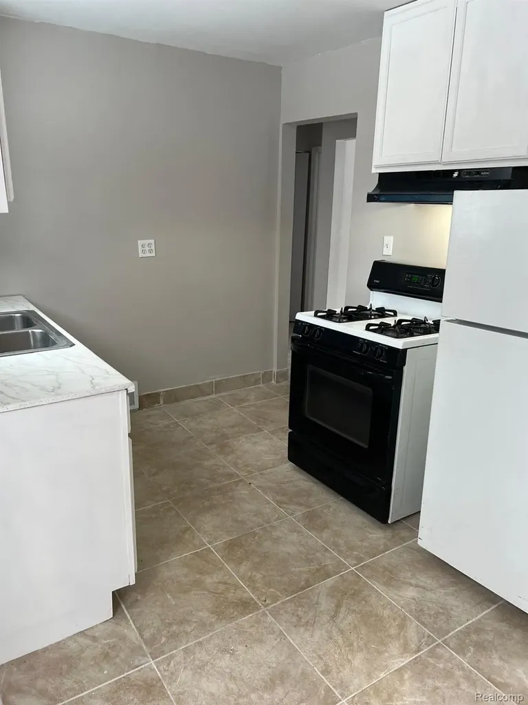 7498 Beaverland Detroit City MI 48239