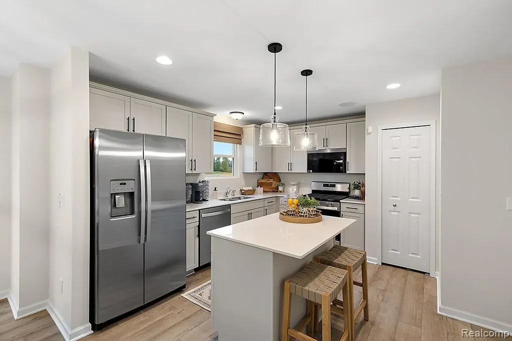 28181 Rollcrest Farmington Hills City MI 48334