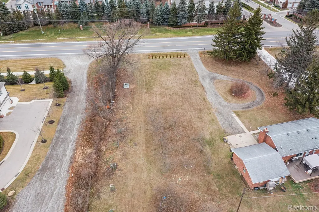 2041 W Maple Road Commerce Charter Township MI 48390