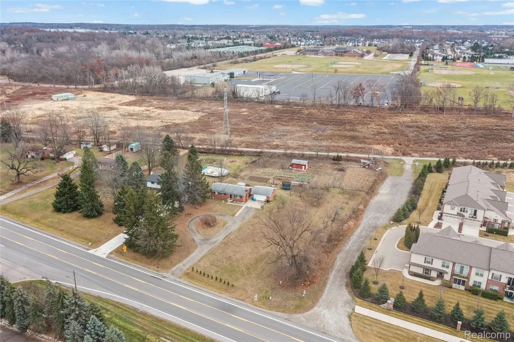 2041 W Maple Road Commerce Charter Township MI 48390