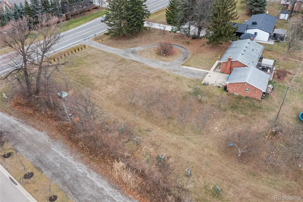 2041 W Maple Road Commerce Charter Township MI 48390
