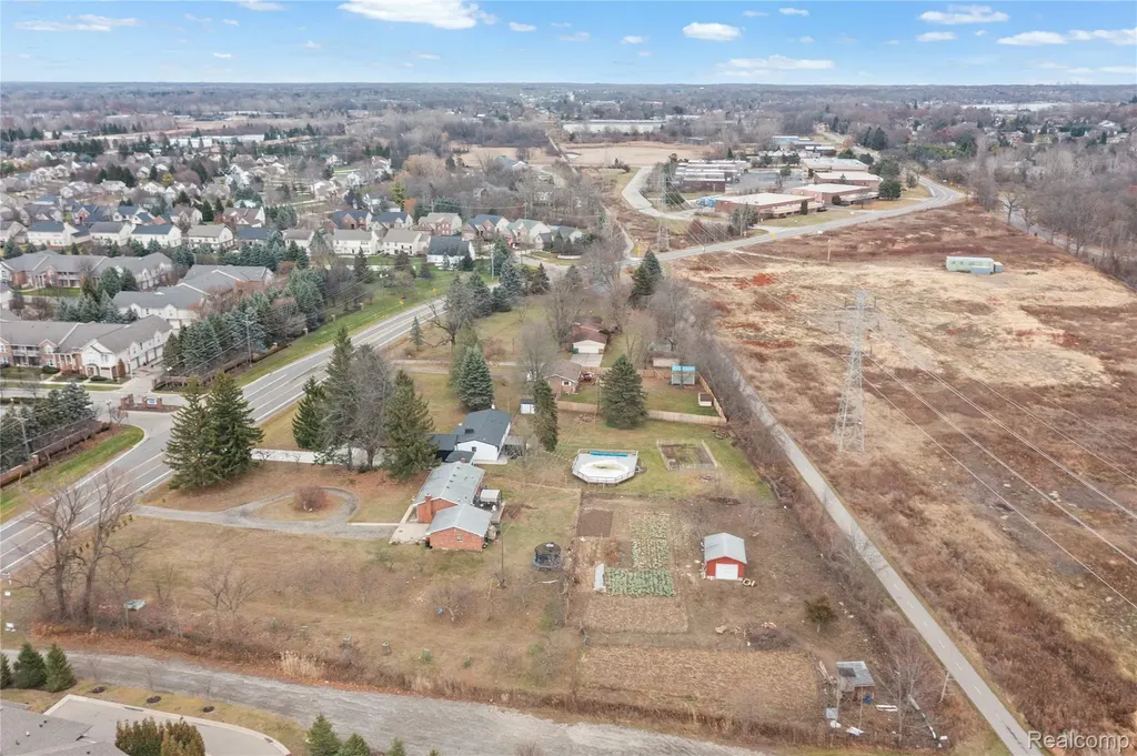 2041 W Maple Road Commerce Charter Township MI 48390