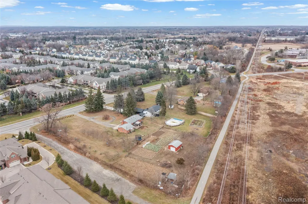2041 W Maple Road Commerce Charter Township MI 48390