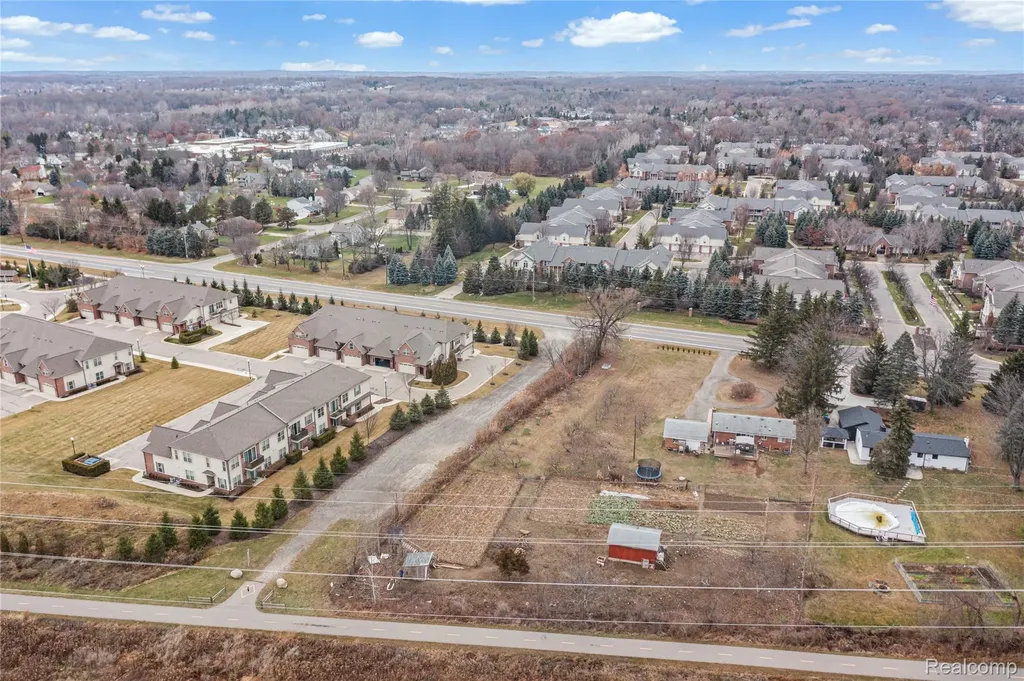 2041 W Maple Road Commerce Charter Township MI 48390