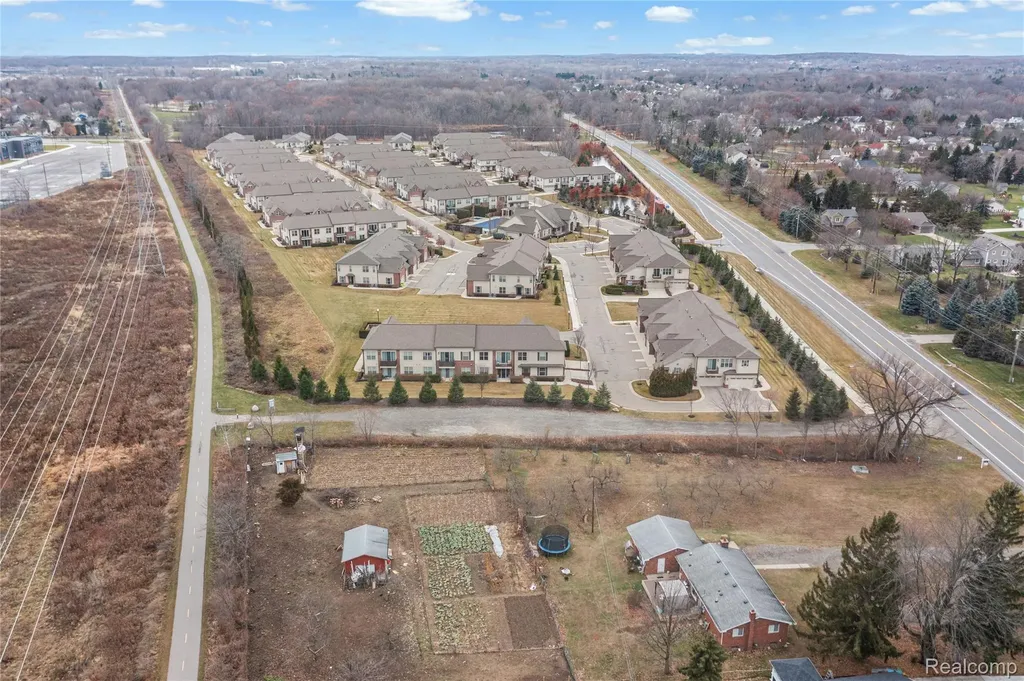 2041 W Maple Road Commerce Charter Township MI 48390