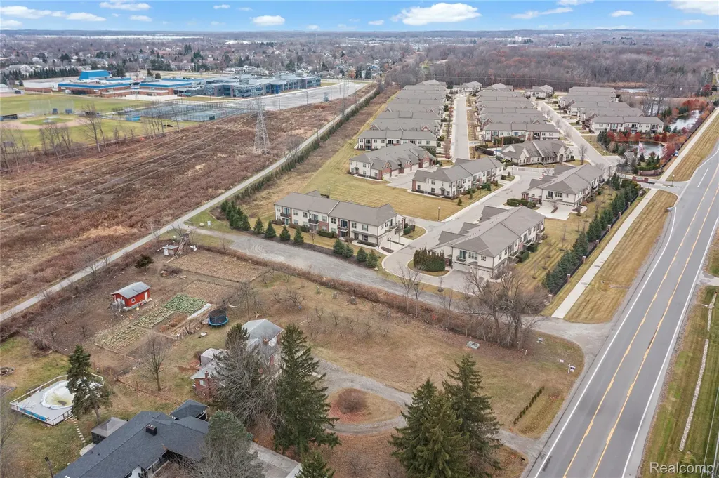 2041 W Maple Road Commerce Charter Township MI 48390