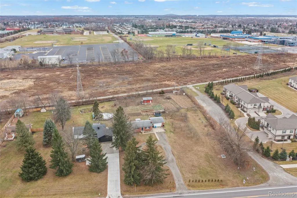 2041 W Maple Road Commerce Charter Township MI 48390
