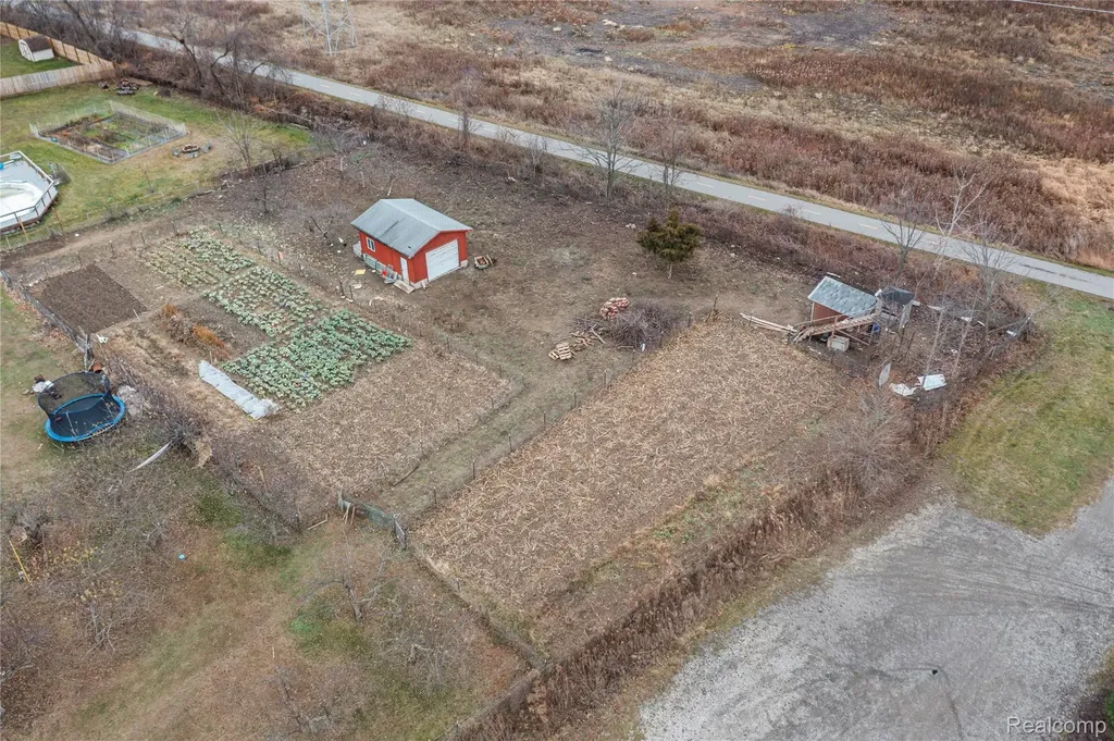 2041 W Maple Road Commerce Charter Township MI 48390