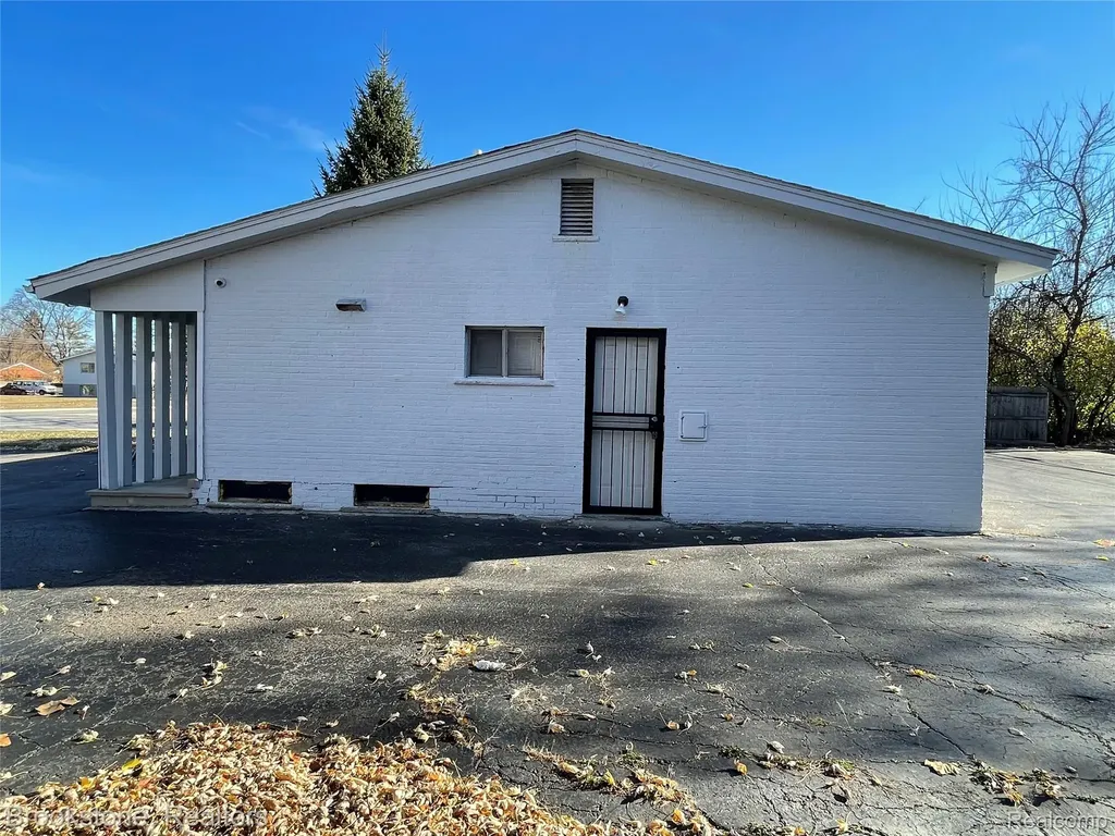 16983 W 10 Mile Road Southfield City MI 48075