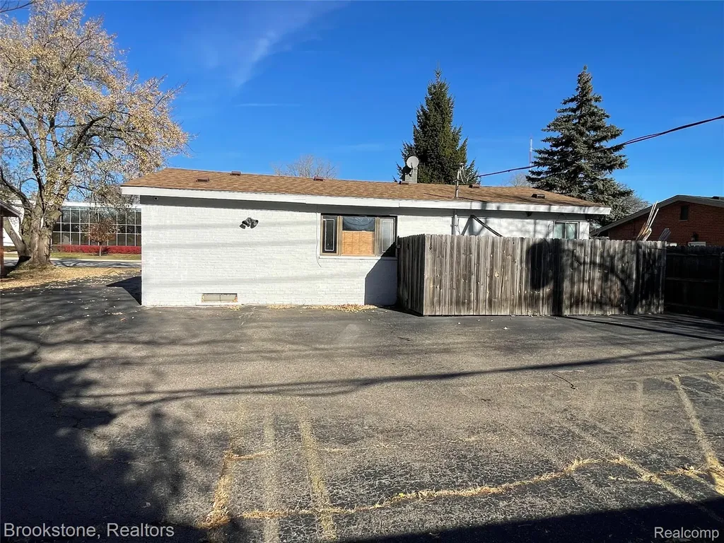 16983 W 10 Mile Road Southfield City MI 48075