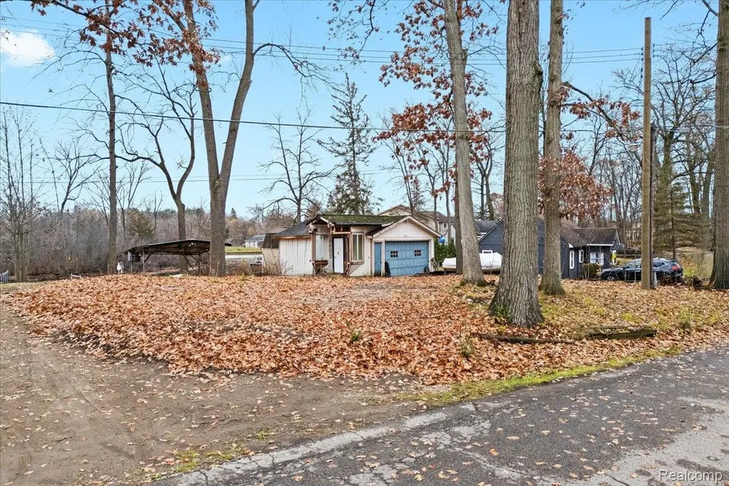 4370 Leroy Street White Lake Charter Township MI 48383