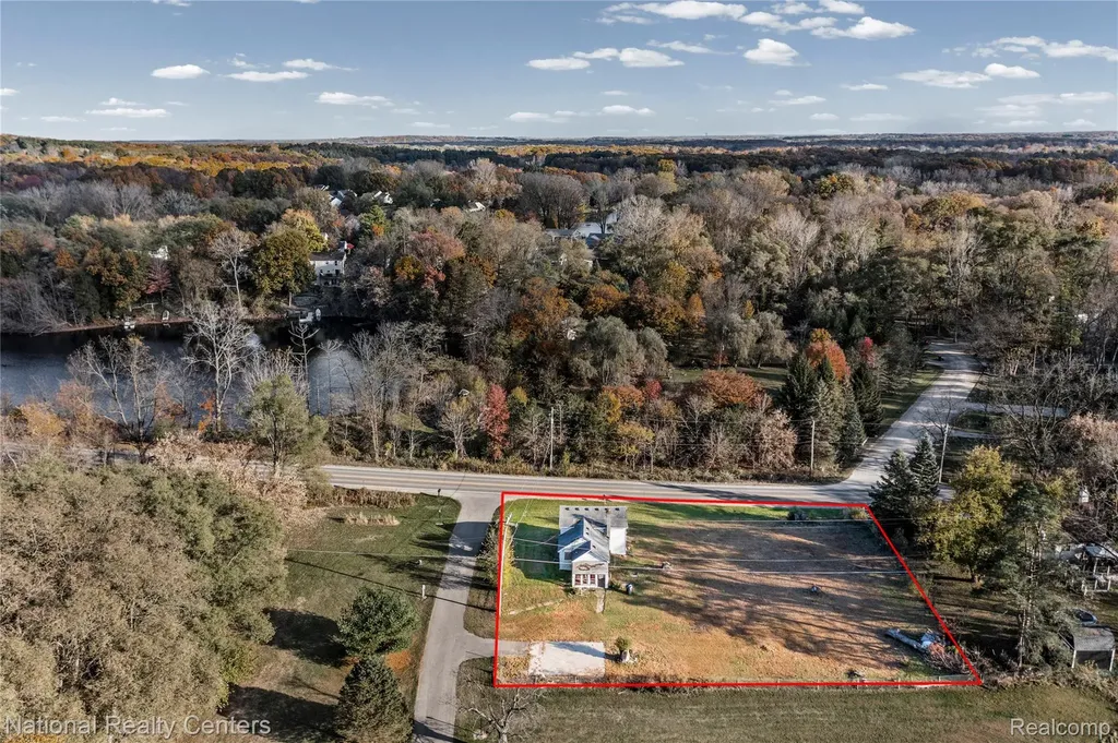 8292 Pettysville Road Hamburg Township MI 48169