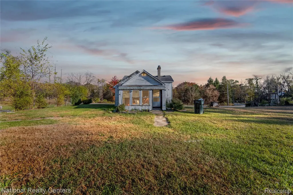 8292 Pettysville Road Hamburg Township MI 48169