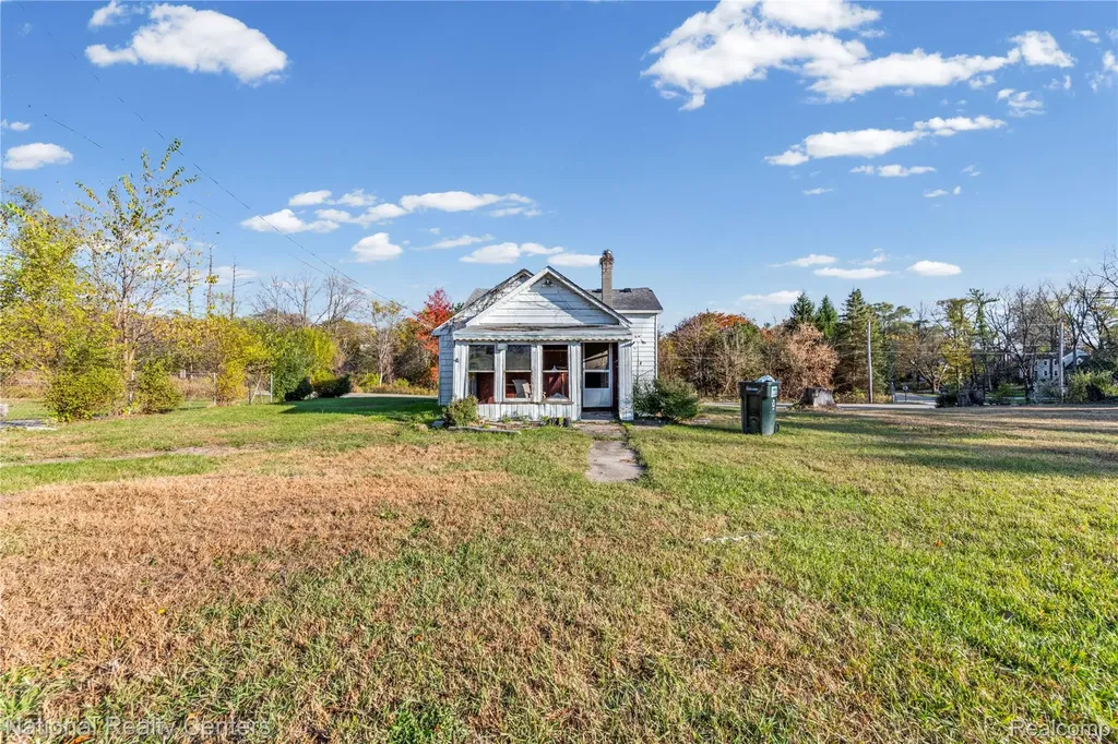 8292 Pettysville Road Hamburg Township MI 48169