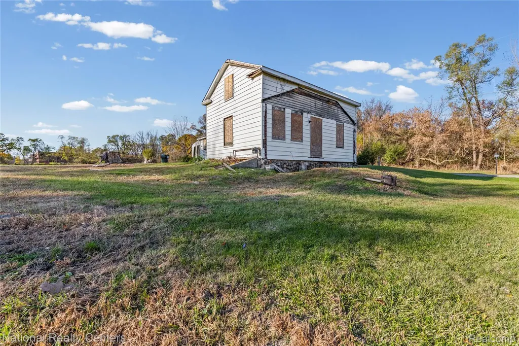 8292 Pettysville Road Hamburg Township MI 48169