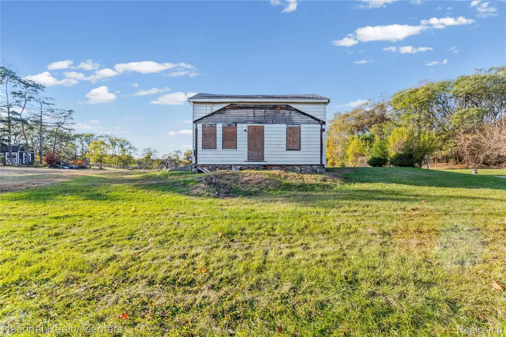 8292 Pettysville Road Hamburg Township MI 48169