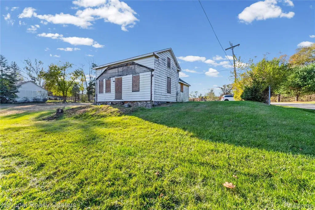 8292 Pettysville Road Hamburg Township MI 48169