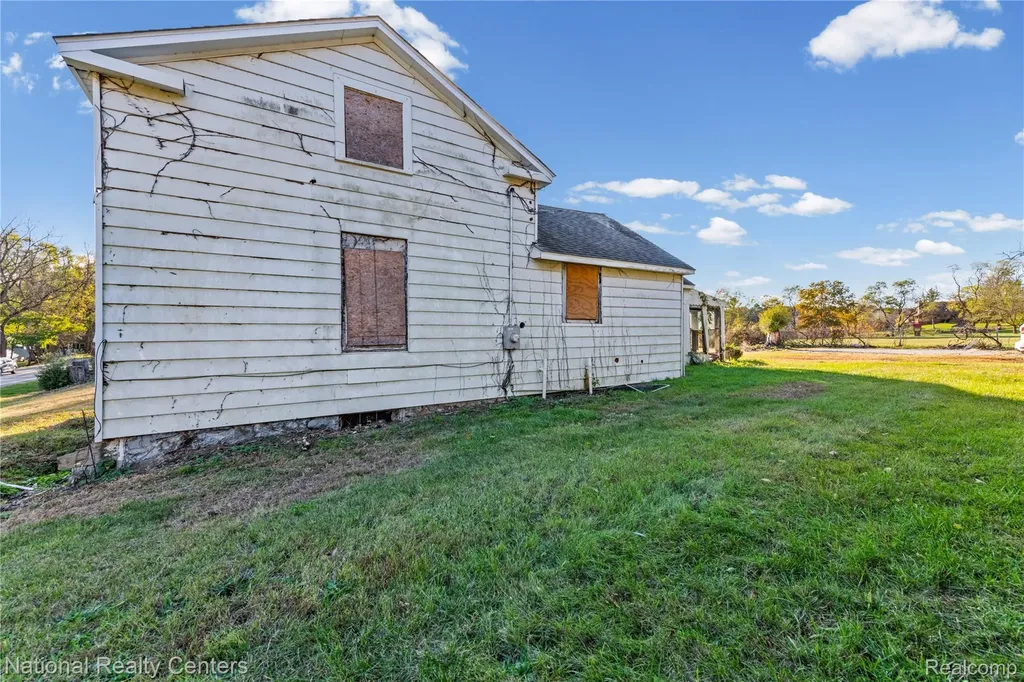 8292 Pettysville Road Hamburg Township MI 48169