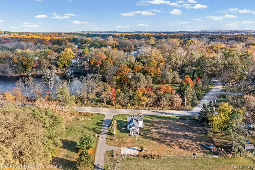 8292 Pettysville Road Hamburg Township MI 48169