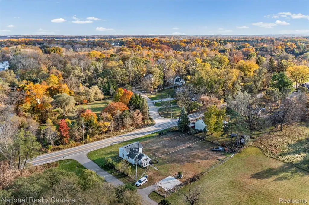 8292 Pettysville Road Hamburg Township MI 48169